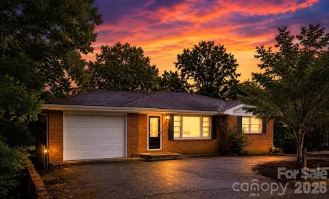 629 Willow Rd, Hendersonville, NC 28739