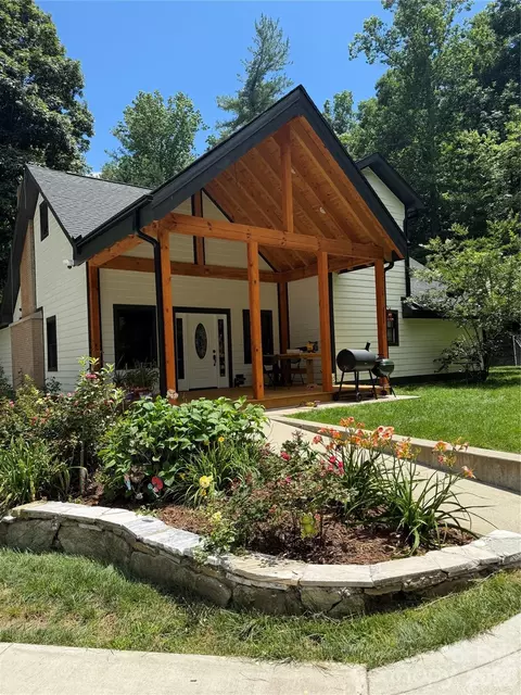 86 Holiday Dr, Hendersonville, NC 28739