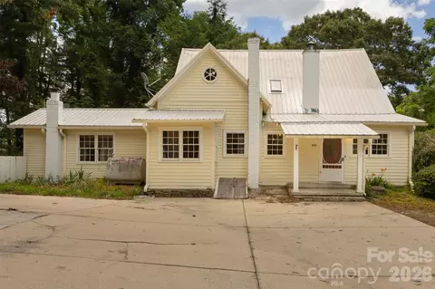 100 Cannon Dr, Hendersonville, NC 28792