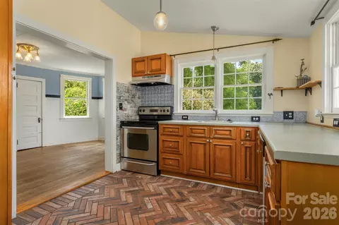 100 Cannon Dr, Hendersonville, NC 28792