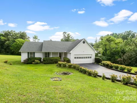 1 Strathmore Dr, Arden, NC 28704