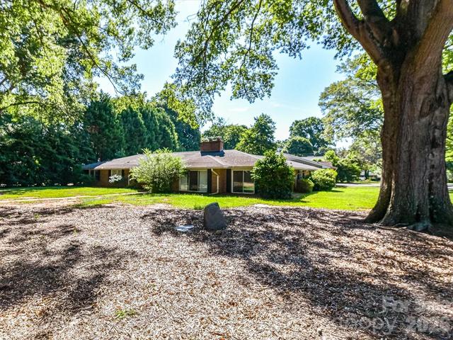827 Lansdowne Rd, Charlotte, NC 28270