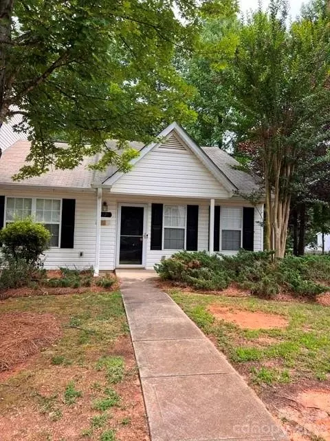 5121 Magnolia Tree Ln, Charlotte, NC 28215