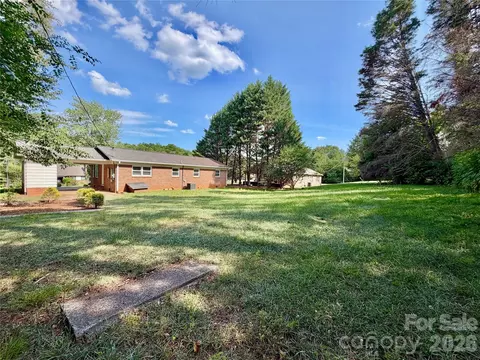 Exterior - 425 Bost Rd, Morganton, NC 28655 photo 6 of 9