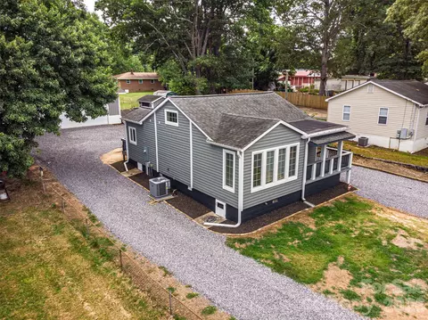 233 Eastside Dr, Statesville, NC 28625