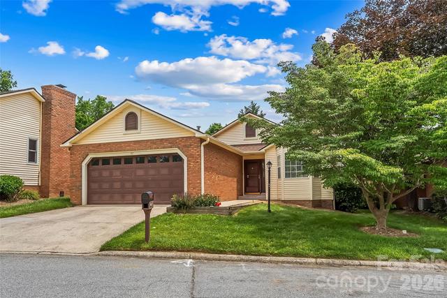 137 Exeter Ct, Hendersonville, NC 28791