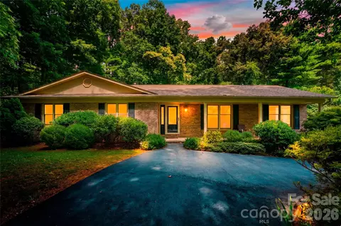 15 Carriage Ct, Hendersonville, NC 28791