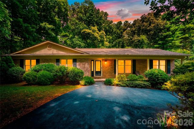 15 Carriage Ct, Hendersonville, NC 28791