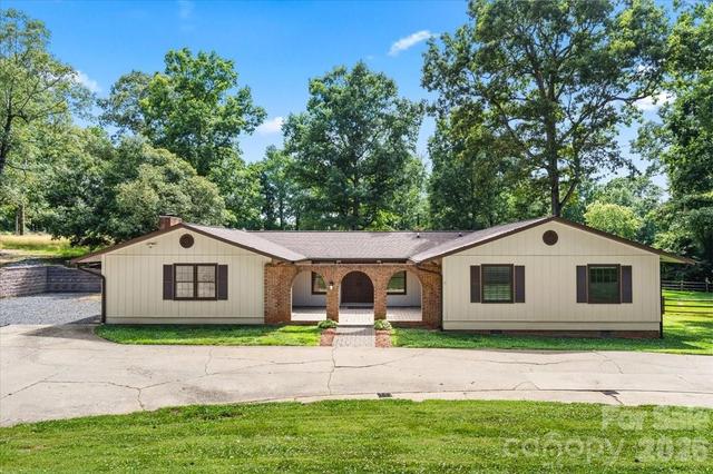 4024 Wandering Ne Ln NE, Hickory, NC 28601