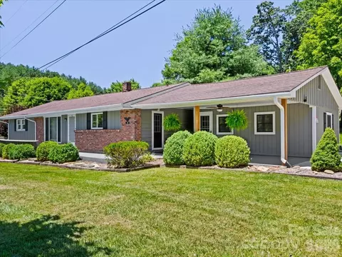 39 Hawthorne Ln, Burnsville, NC 28714