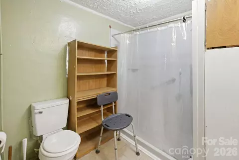Bath - 3948 Main Avenue Nw Dr NW, Hickory, NC 28601 photo 1 of 2