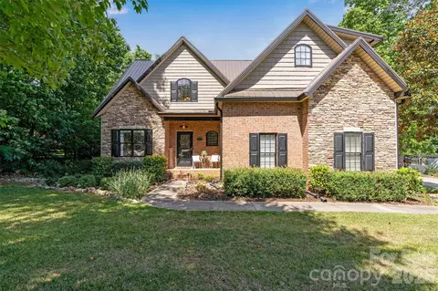1915 Lynmore Dr, Sherrills Ford, NC 28673