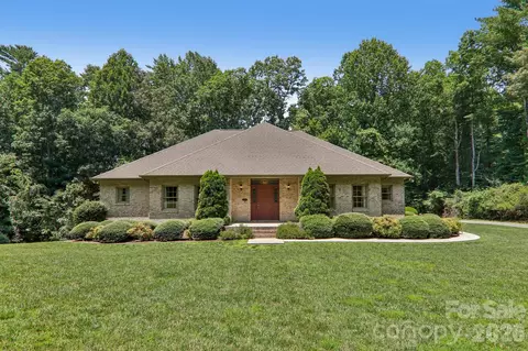 208 Arbor Ln, Hendersonville, NC 28791