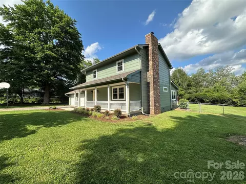 8 Wedgewood Dr, Mills River, NC 28759