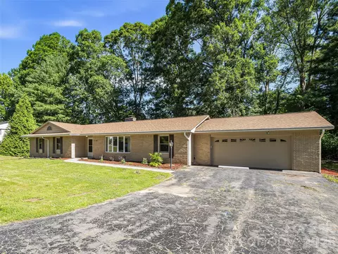 3158 Florida Dr, Hendersonville, NC 28792