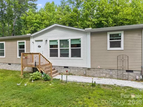 64 Tupper Ln, Hendersonville, NC 28792
