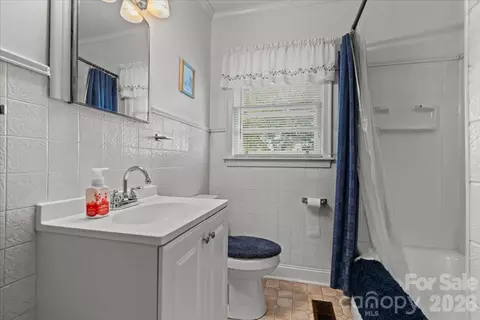 Bath - 63 Lynn Ave, Cheraw, SC 29520 photo 2 of 2