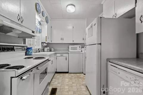 Kitchen - 63 Lynn Ave, Cheraw, SC 29520 photo 2 of 2
