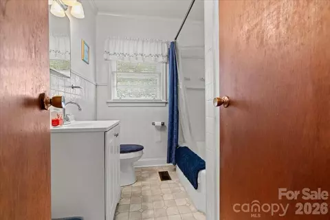 Bath - 63 Lynn Ave, Cheraw, SC 29520 photo 1 of 2