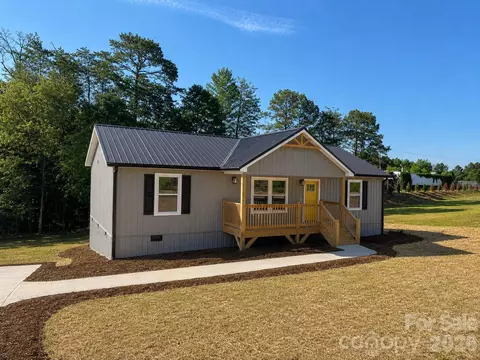 2047 Bailey Dr, Hickory, NC 28601