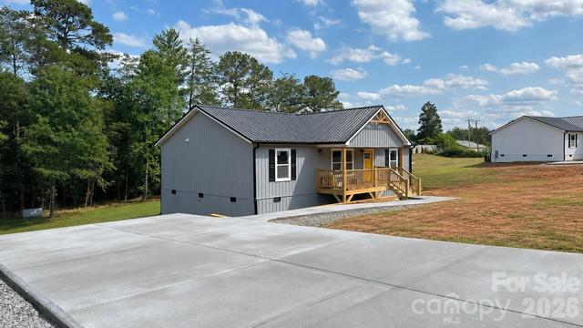 2047 Bailey Dr, Hickory, NC 28601