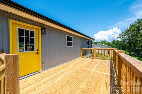 Exterior - 2047 Bailey Dr, Hickory, NC 28601 photo 2 of 5