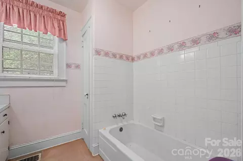 Bath - 608 1st W St W, Conover, NC 28613 photo 2 of 3