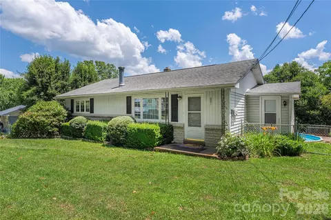 881 Mulberry St, Clyde, NC 28721
