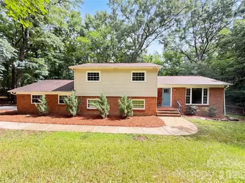 2200 Fair Forest Dr, Matthews, NC 28105