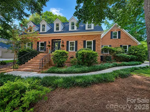 8503 Foxbridge Dr, Matthews, NC 28104