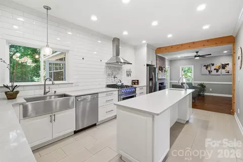 1112 Long Paw Ln, Charlotte, NC 28214