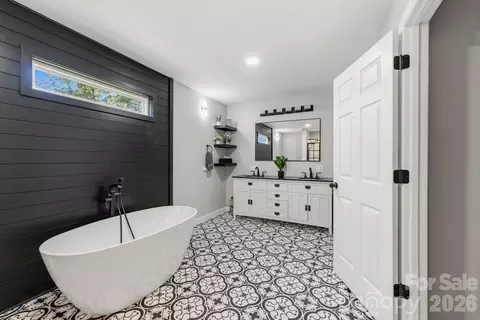 Bath - 1171 37th Avenue Ne Dr NE, Hickory, NC 28601 photo 2 of 4
