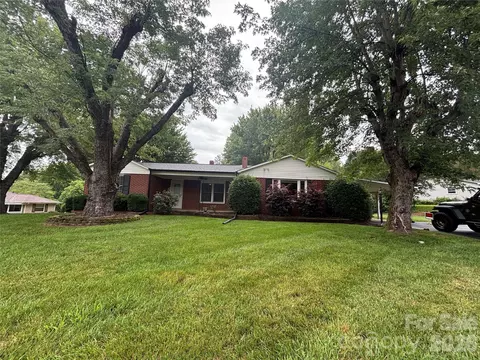 327 Arrowood Se St SE, Lenoir, NC 28645