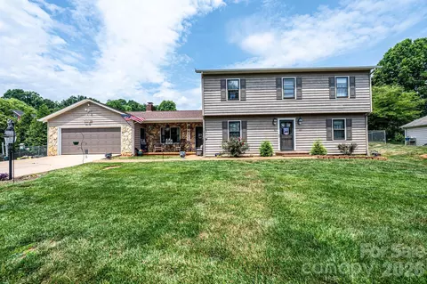 5976 Gold Creek Estate Dr, Hickory, NC 28601