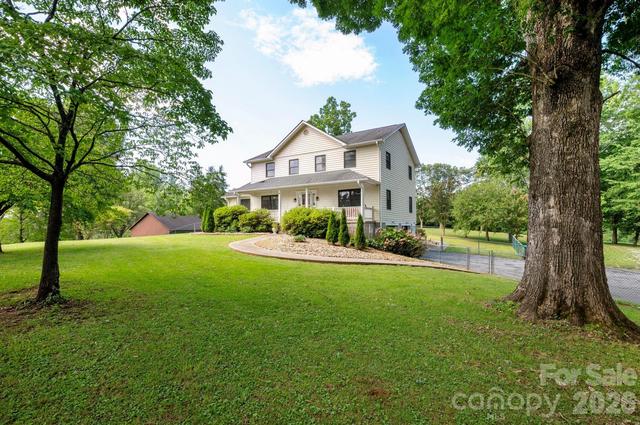 10 Old Turnpike Rd, Mills River, NC 28759