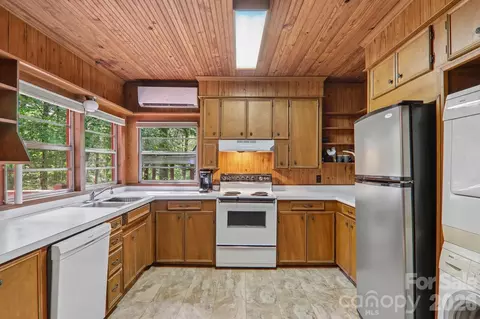 Kitchen - 61 Bo Diddly Ln, Cedar Mountain, NC 28718 photo 1 of 2