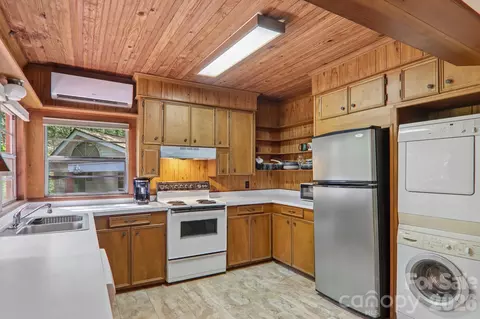 Kitchen - 61 Bo Diddly Ln, Cedar Mountain, NC 28718 photo 2 of 2