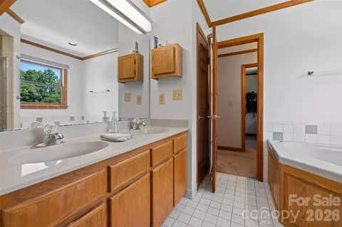 Bath - 3010 Eaker Dr, Cherryville, NC 28021 photo 4 of 5