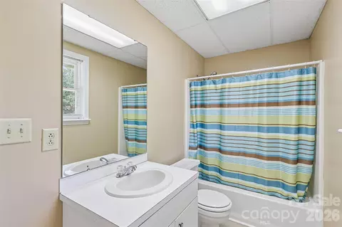 Bath - 3010 Eaker Dr, Cherryville, NC 28021 photo 6 of 7