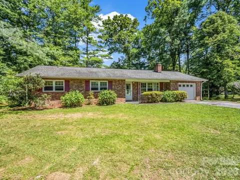 926 Toxaway Ct, Hendersonville, NC 28791