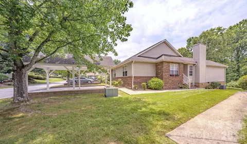 39 N Creekside Ct, Hendersonville, NC 28791