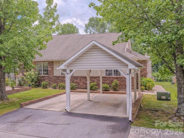 39 N Creekside Ct, Hendersonville, NC 28791