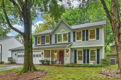 2500 Crescent Knoll Dr, Matthews, NC 28105