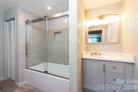 Bath - 65 Walnut St, Marion, NC 28752 photo 3 of 3