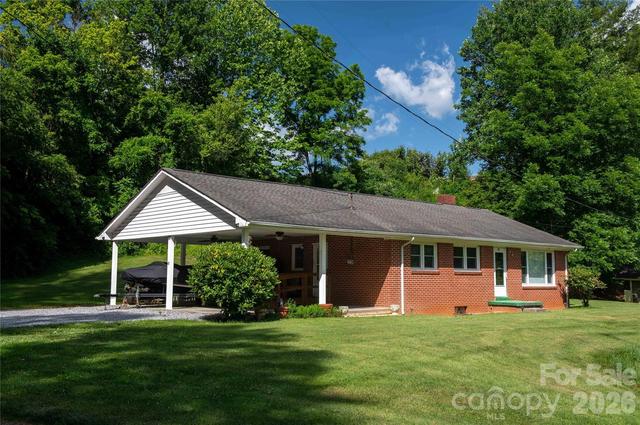 40 Double Island Rd, Burnsville, NC 28714