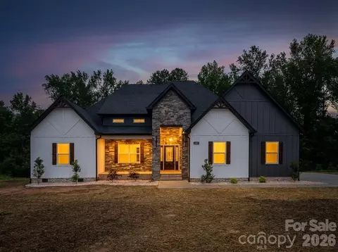 1007 Harrogate Dr, Bessemer City, NC 28016