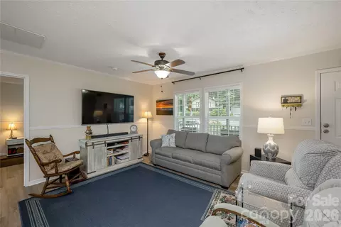 32 Beechwood Lakes Dr, Hendersonville, NC 28792