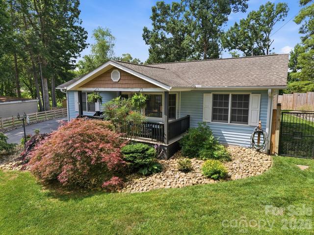 220 Bradshaw Ave, Hendersonville, NC 28792