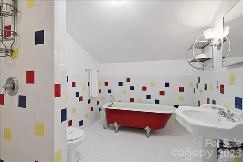Bath - 1506 E Sandy Ridge Rd, Monroe, NC 28112 photo 3 of 3