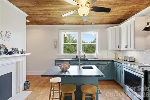 Kitchen - 1506 E Sandy Ridge Rd, Monroe, NC 28112 photo 3 of 4